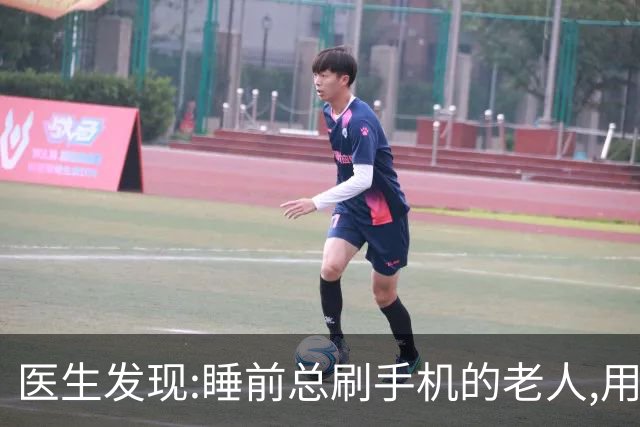 医生发现:睡前总刷手机的老人,用不了多久,身体或现4大变化